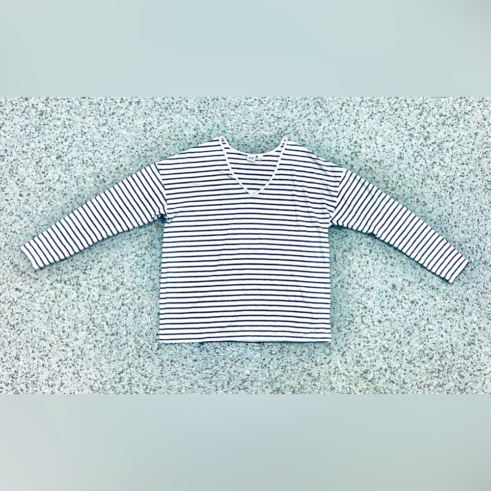 GAP V-Neck Sweatshirt for Womens. Size Medium, Color White/Black Stripes.